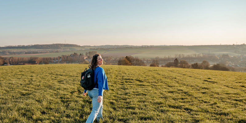 Lachende vrouw in groene wijde met uitzicht