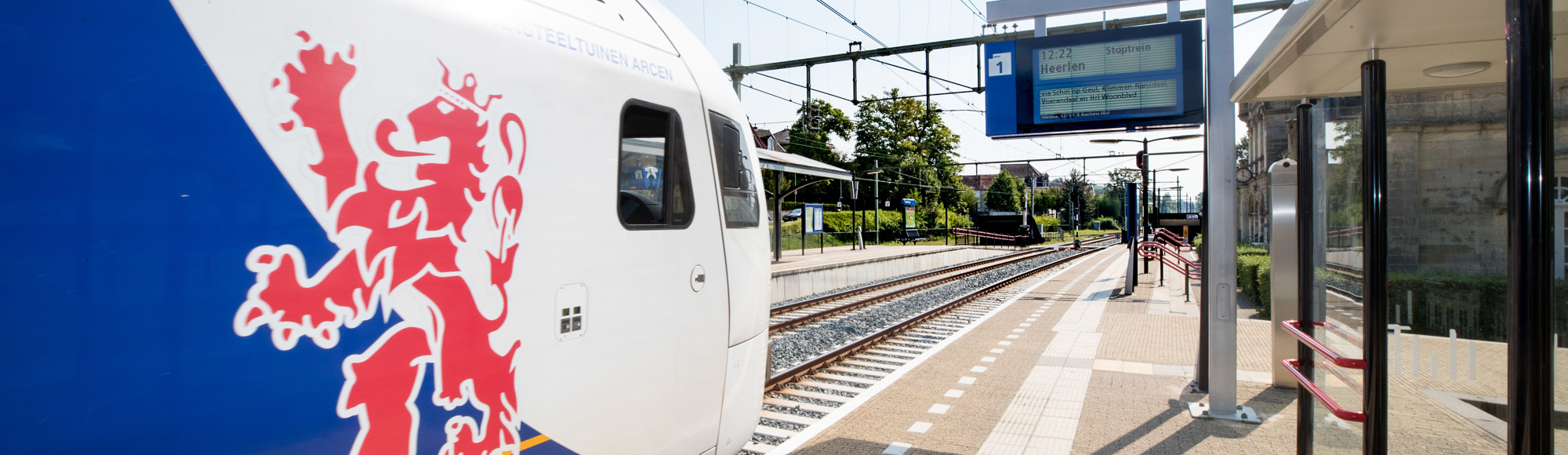 Een trein van Arriva staat klaar op station 