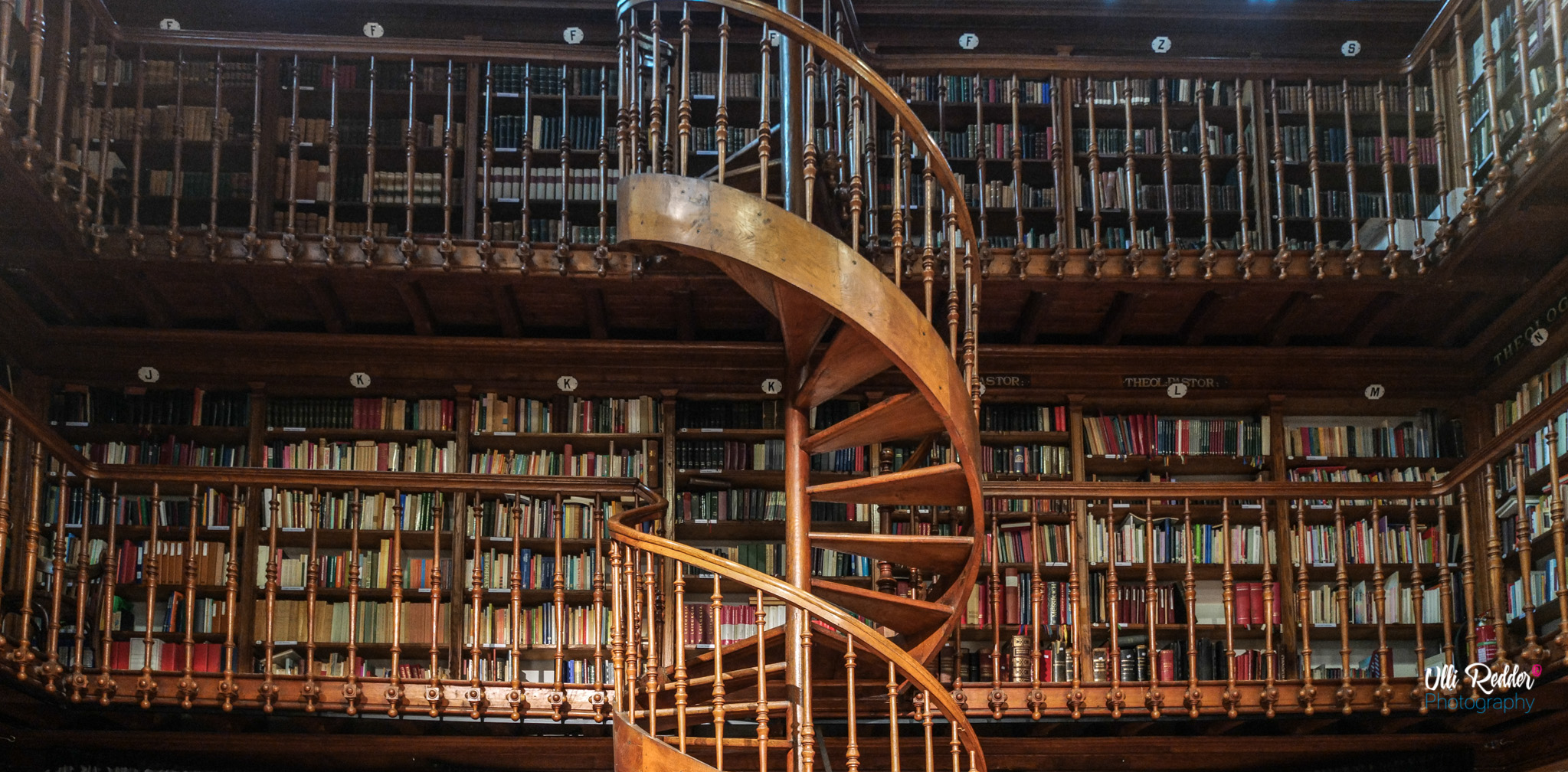 Tussen de Boeken van de kloosterbibliotheek